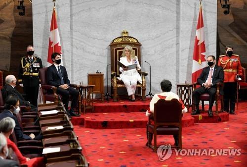 시정 연설을 낭독하는 줄리 파예트(가운데) 캐나다 총독 [AP=연합뉴스]