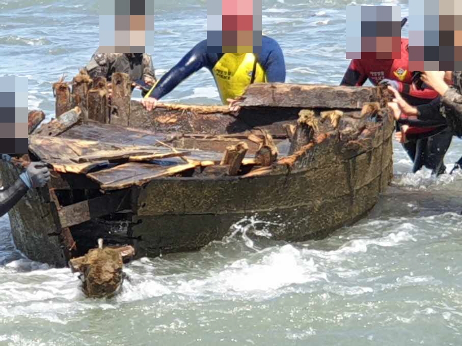 울산 해안가에서 발견된 북한 목선
