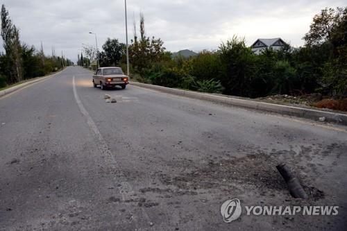 아제르바이잔 테르테르 마을 도로에 떨어진 불발탄