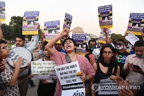 인도 달리트 소녀 성폭행 사망사건 규탄 시위