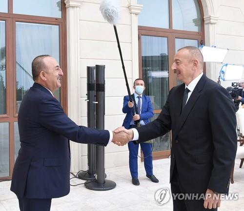 알리예프 아제르바이잔 대통령과 차우쇼을루 터키 외무 장관(왼쪽)