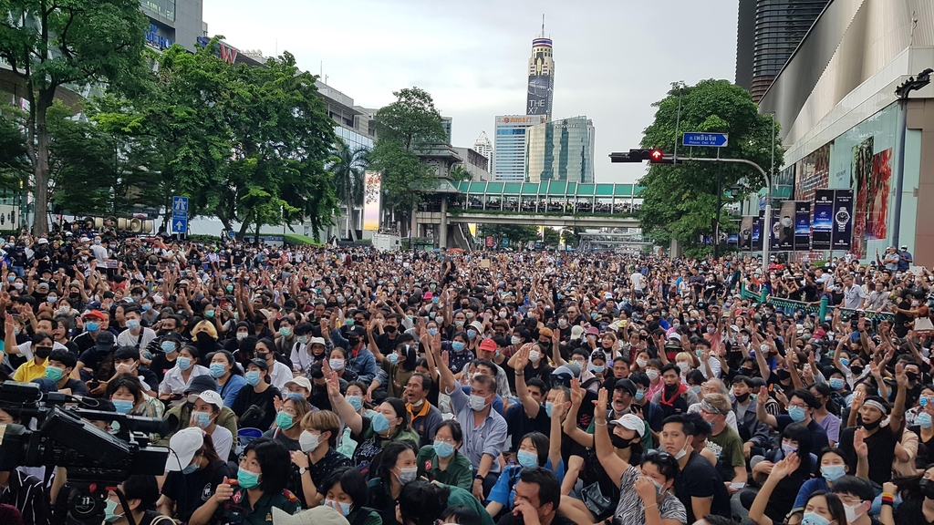 정부의 집회금지 비상칙령 발표에도 불구하고 수천 명이 방콕 최중심 상업지구인 랏차쁘라송 네거리의 도로를 점거하고 반정부 집회를 열고 있다. 2020.10.15[방콕=연합뉴스 김남권 특파원]