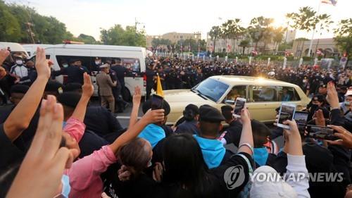 수티다 왕비가 탄 차량을 향해 세 손가락 경례를 하는 시위대들. 2020.10.14