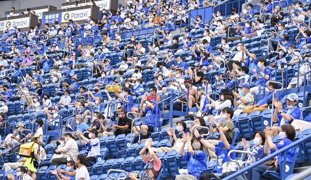 (도쿄 교도=연합뉴스) 지난달 19일 일본 요코하마 스타디움에서 야구팬들이 경기를 관람하고 있다. 