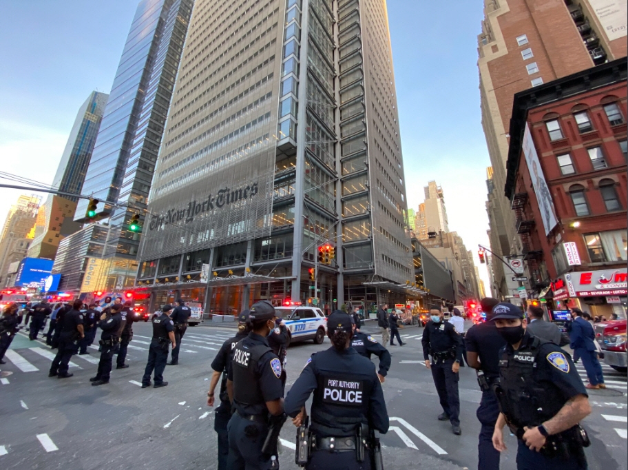 15일(현지시간) 맨해튼 미드타운에 있는 뉴욕타임스 본사로 출동한 뉴욕경찰