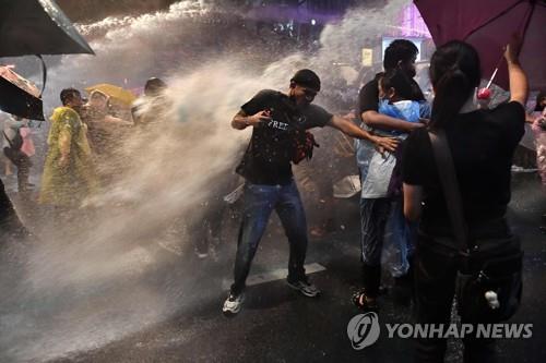 태국 경찰이 물대포를 쏘며 반정부 집회 참석자들을 해산하려고 하고 있다. 2020.10.15[AFP=연합뉴스]