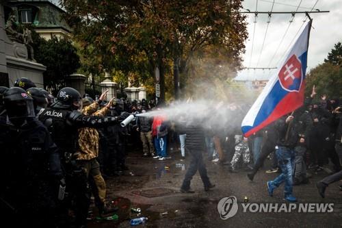 정부 코로나19 대책에 항의하는 슬로바키아 시위대(자료사진)