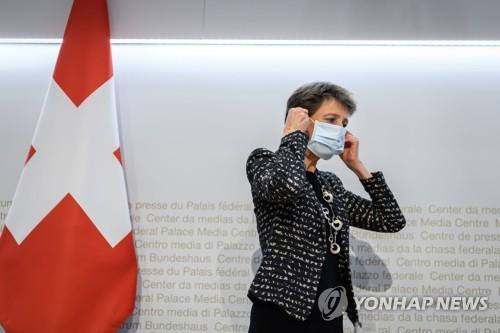 마스크를 착용한 시모네타 소마루가 스위스 대통령