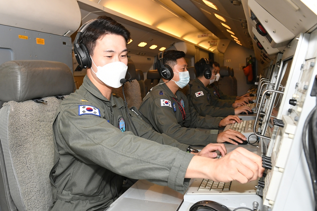 공군 방공무기통제사들의 임무 장면
