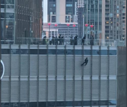 미국 시카고 트럼프타워 16층 난간에 한 남성이 밧줄에 의존해 매달려 있다. [출처=트위터 / 재판매 및 DB 금지] 