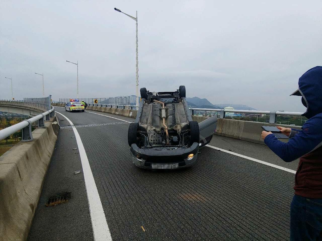 빗길에 전도된 경찰