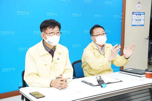 기자회견 하는 전만권 천안시 부시장(왼쪽)