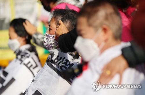 삭발로 결의 다지는 초등돌봄전담사들