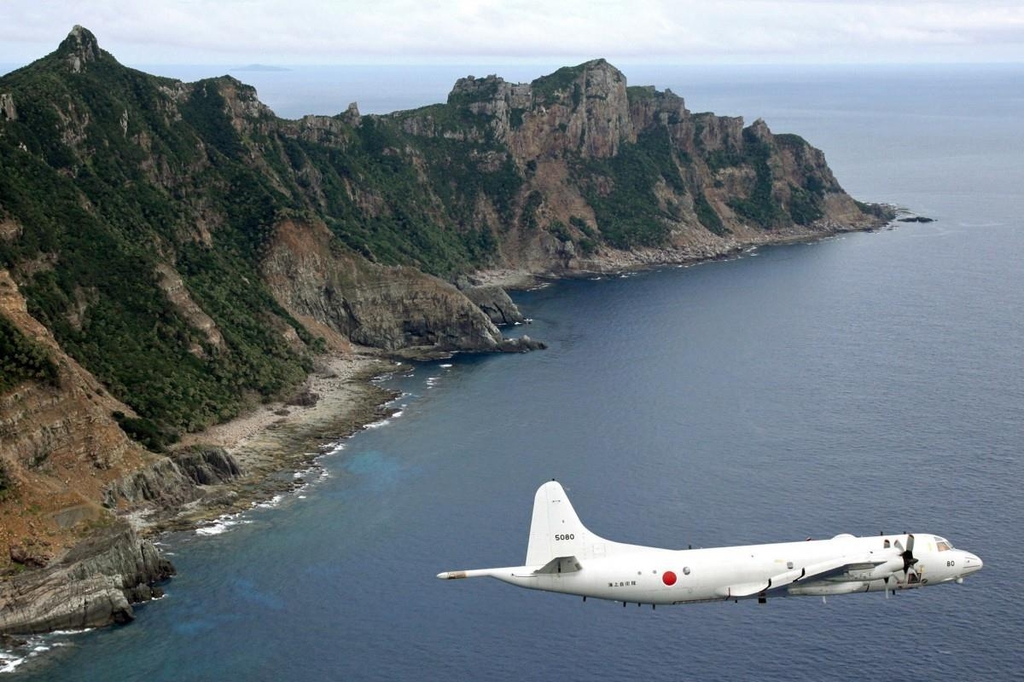 센카쿠(尖閣·중국명 댜오위다오<釣魚島>)열도 주변을 비행중인 일본 초계기 