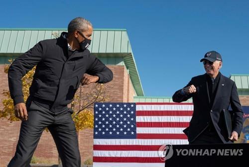 31일(현지시간) 미시간주 플린트에서 유세에 나선 버락 오바마 전 대통령(왼쪽)과 조 바이든 민주당 대선후보 [AFP=연합뉴스]