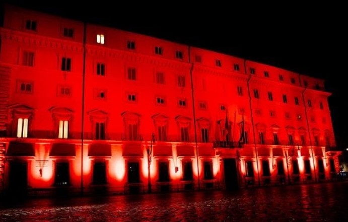 '세계 여성 폭력 추방의 날'을 기념해 붉은색 조명으로 물들인 이탈리아 총리 관저 '키지궁'. [ANSA 통신] 