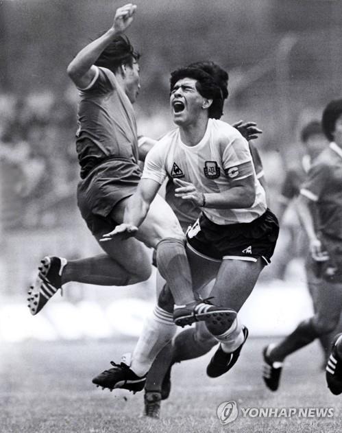 1986년 멕시코 월드컵 맞대결 때 마라도나 수비하는 허정무 이사장