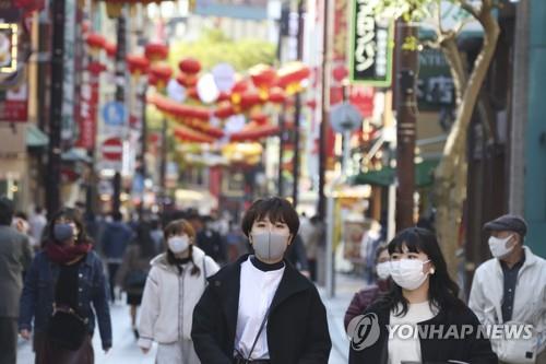 (요코하마 AP=연합뉴스) 일본에서 신종 코로나바이러스 감염증(코로나19)이 확산하는 가운데 1일 가나가와(神奈川)현 요코하마(橫浜)시의 차이나타운에서 마스크를 쓴 사람들이 이동 중이다. 