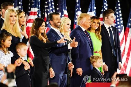도널드 트럼프(오른쪽에서 세번째) 미 대통령과 그의 가족
