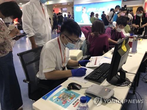 하이난 싼야공항서 도착 승객 정보 확인하는 공항 관계자들