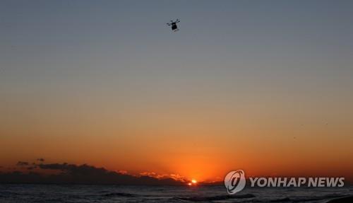 관광객 통제하는 드론