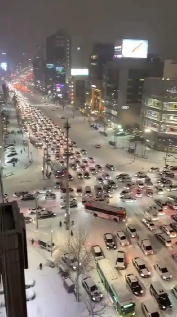 폭설에 꽉 막힌 강남 도산대로