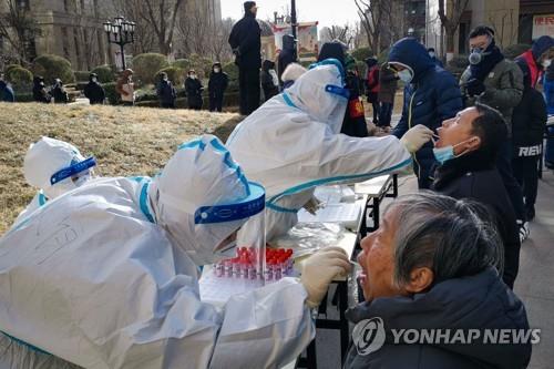 코로나19 확진 검사 받는 스자좡시 시민들