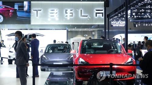 2020년 중국 수입박람회장의 테슬라 전시 코너