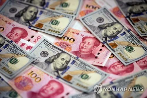 중국 위안화와 미국 달러 지폐