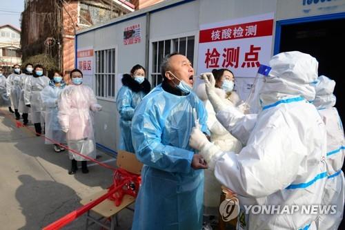 중국 허베이성 스자좡 임시 격리시설의 코로나19 감염여부 검사