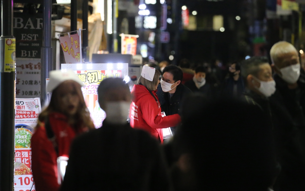 긴급사태에도 도쿄 유흥업소 영업…호객행위 하는 여성