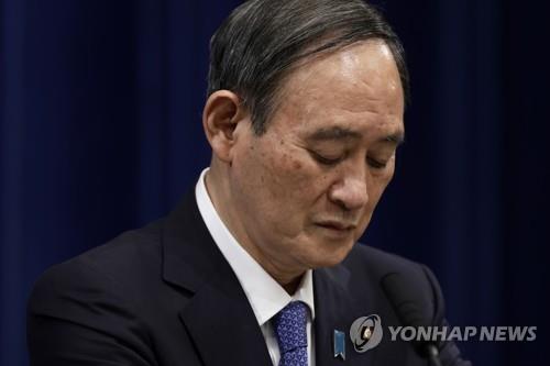 (도쿄 AP=연합뉴스) 스가 요시히데(菅義偉) 일본 총리가 7일 일본 총리관저에서 신종 코로나바이러스 감염증(코로나19) 긴급사태에 관한 기자회견을 하고 있다.