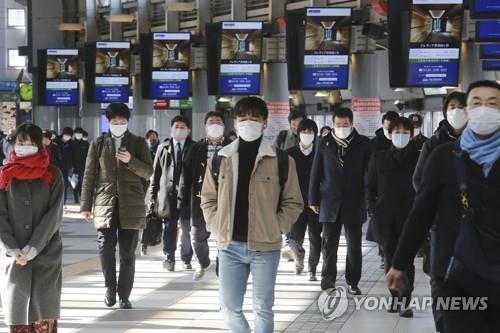 (도쿄 AP=연합뉴스) 일본에 신종 코로나바이러스 감염증(코로나19) 긴급사태가 발효 중인 가운데 3일 일본 도쿄도(東京都)에서 마스크를 쓴 사람들이 이동하고 있다.