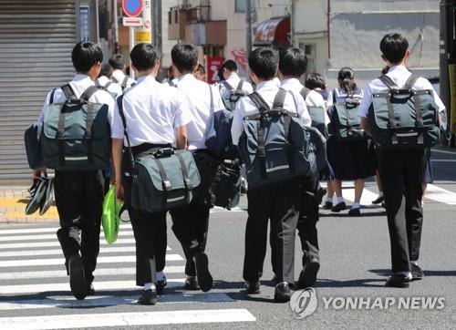 도쿄의 한 공립중학교 인근에서 학생들이 횡단보도를 건너고 있다. 촬영 이세원