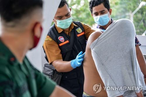 공개태형 중 등의 상처를 살피는 의료진