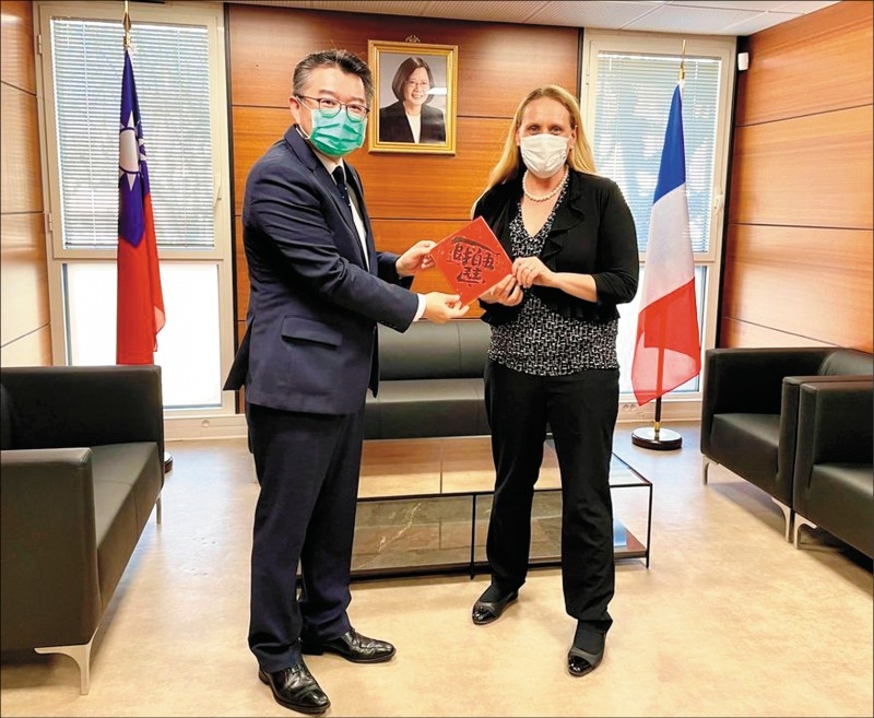 프랑스에서 만난 미국(오른쪽)과 대만 정부 관계자