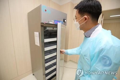 백신 보관시설 살펴보는 의료진