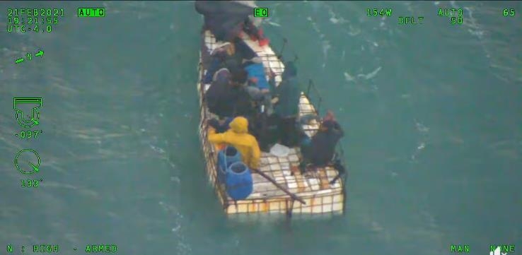 스티로폼으로 만든 배를 타고 16일간 표류하다 미 당국에 구조된 쿠바인들
