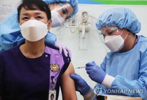 아스트라제네카 백신 접종받는 윤정미 수간호사