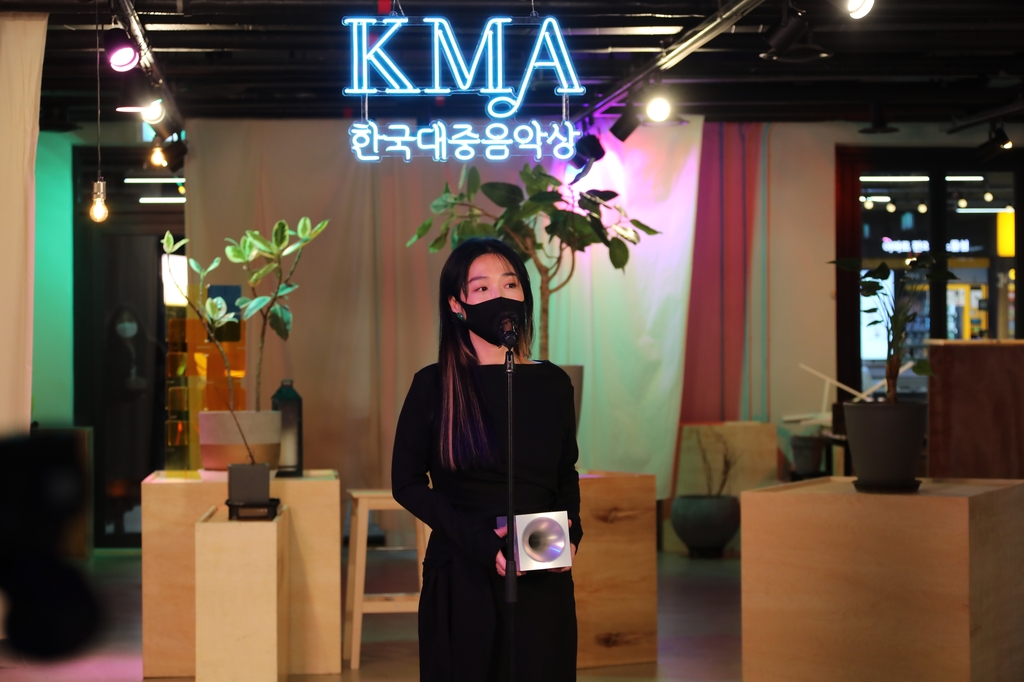 제18회 한국대중음악상 시상식에서 수상하는 정밀아