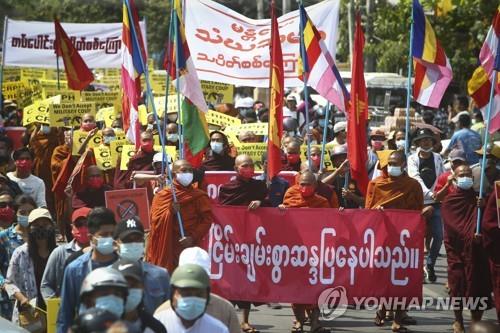 만달레이에서 승려들이 앞장 서 쿠데타 규탄 거리시위를 벌이고 있다. 2021.3.1