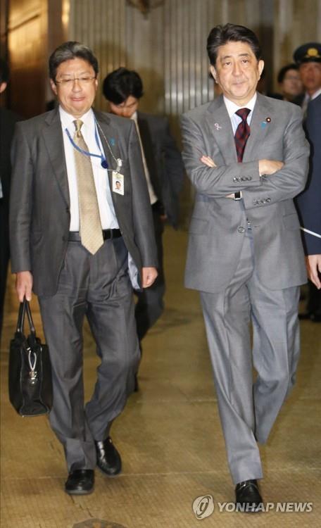 아베 신조(오른쪽) 전 총리와 이마이 다카야 비서관. [교도=연합뉴스 자료사진, 아베가 총리 재임 중이던 2016년 11월 촬영 사진] 