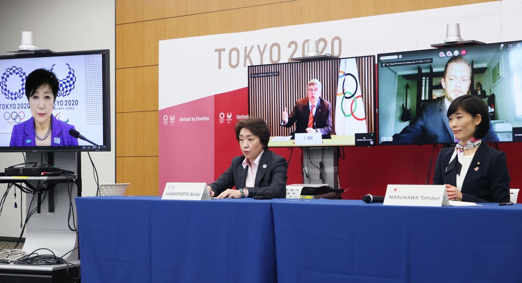 (도쿄 교도=연합뉴스) 토마스 바흐 국제올림픽위원회(IOC) 위원장(사진 안쪽 왼편)과 앤드루 파슨스 국제패럴림픽위원회(IPC) 위원장이 3일 하시모토 세이코 대회 조직위 회장(가운데), 마루카와 다마요 일본 올림픽담당상, 고이케 유리코 도쿄도 지사(왼쪽 모니터)와 함께 올림픽 5자 대표 화상회의를 열고 있다. 