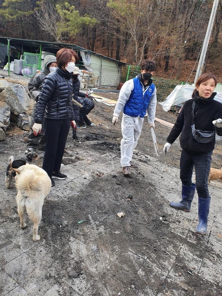 봉사활동하는 한정애 장관