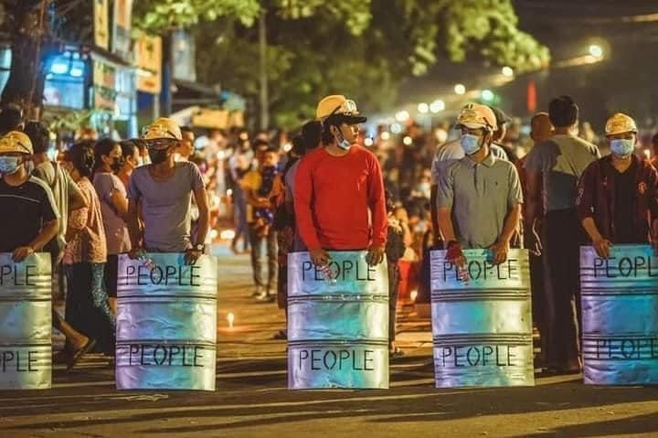8일 밤 야간 시위로 군경과 대치하는 양곤 시민들