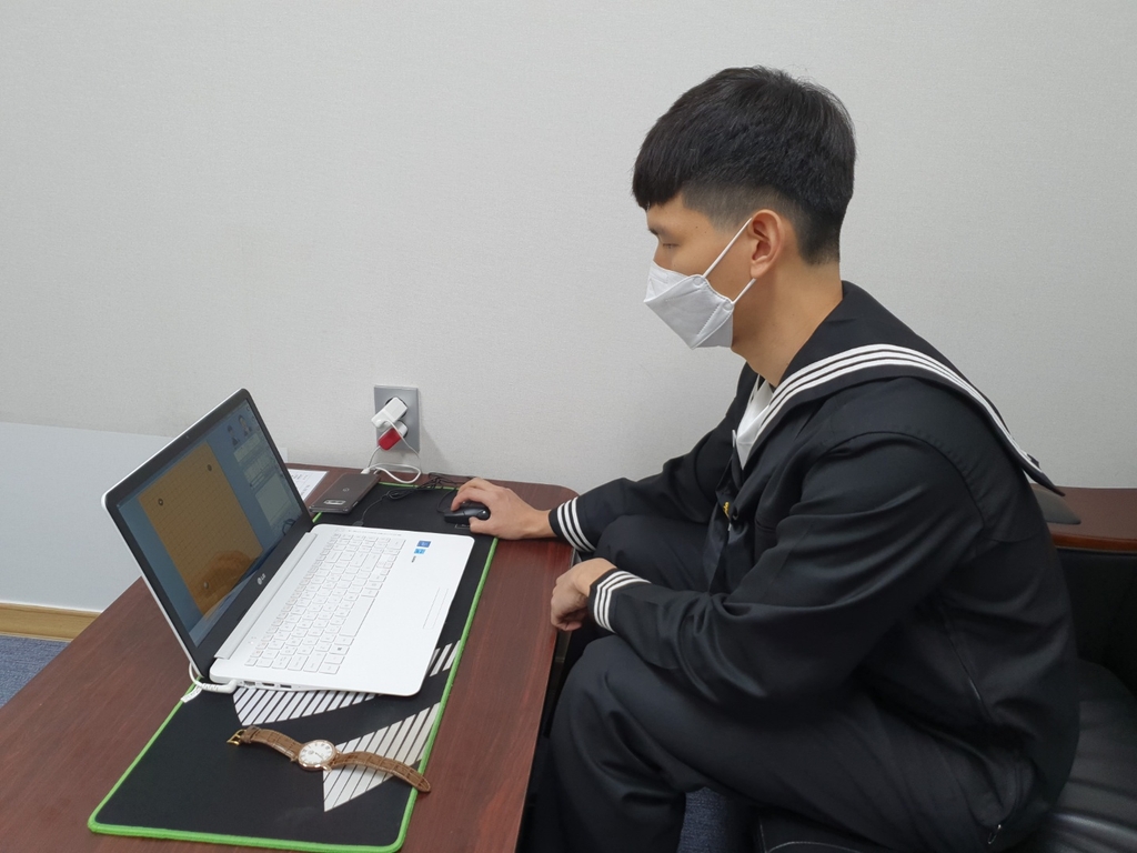 해군 복무 중 온라인 대국하는 이지현 9단