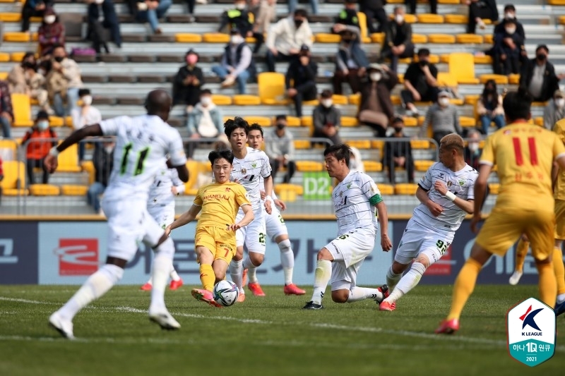 전북 수비진 사이에서 슈팅을 시도하는 광주FC 엄원상