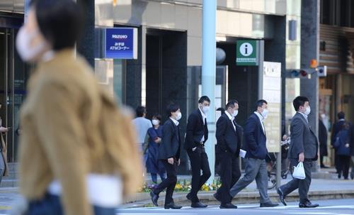 (도쿄=연합뉴스) 이세원 특파원 = 일본 수도권에 신종 코로나바이러스 감염증(코로나19) 긴급사태가 발효 중인 가운데 지난 15일 오후 도쿄 도심에서 마스크를 쓴 행인들이 길을 건너고 있다.