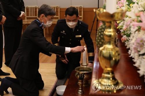 분향하는 신동원 농심 부회장