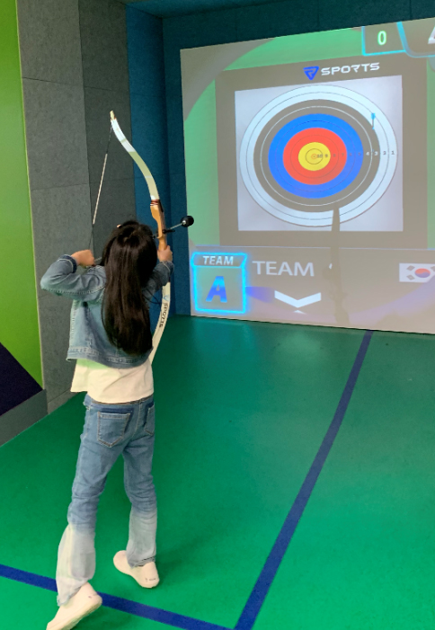 VR스포츠실서 양궁하는 청주봉명초